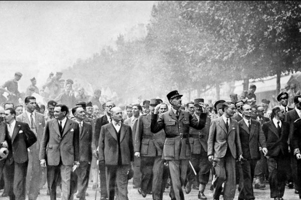 Le général Charles de Gaulle entouré du général Philippe Leclerc, d'André Le Troquer (ministre de la guerre), et de Georges Bidault (président du Conseil national de le Résistance) pour descendre les Champs-Elysées, acclamé par la foule le 26 août 1944.