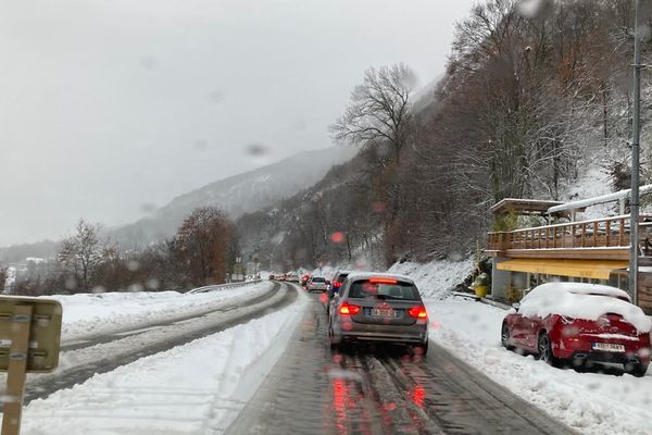 Aux abords du tunnel du Chat, les automobilistes étaient fortement ralentis par la neige et des accidents, ce vendredi 10 décembre.