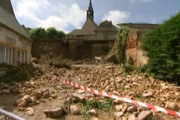 Un rempart de la ville haute de Saint-Valery-sur-Somme s'est effondré après les orages.