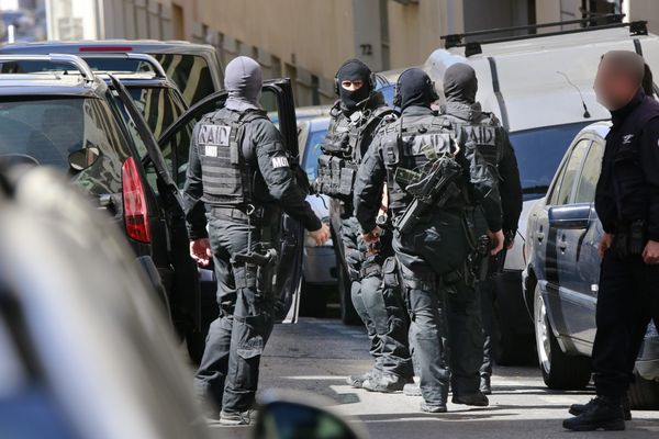 Des "armes de poing" et "des armes longues" ainsi que du matériel rentrant dans la composition d'explosifs ont été retrouvés lors de perquisitions dans le 3e arrondissement de Marseille le 18 avril 2017.