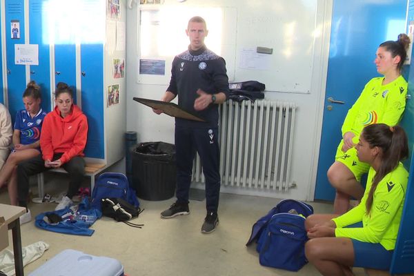 Sébastien Joseph ici lors de son briefing d'adieux dans le vestiaire de l'équipe des footballeuses de Soyaux (Charente).