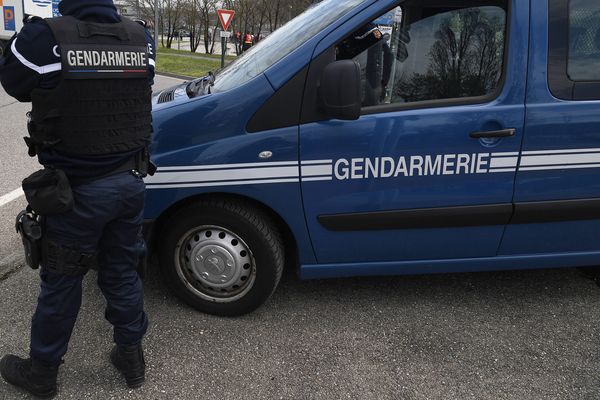 Environ 50 gendarmes ont été déployé à Mimet pour retrouvé un homme, probablement armé, qui a tiré sur sa voisine.