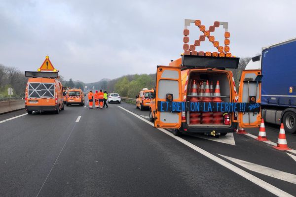 Une vingtaine d'agents de la DIR bloquent l'accès de l'autoroute A 20 à hauteur de Vierzon.