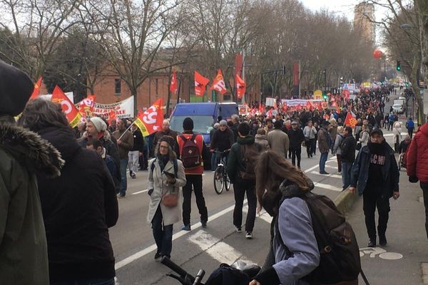 Partie du quartier Saint-Cyprien, la manifestation toulousaine contre la réforme des retraites s'étire sur une longueur impressionnante.