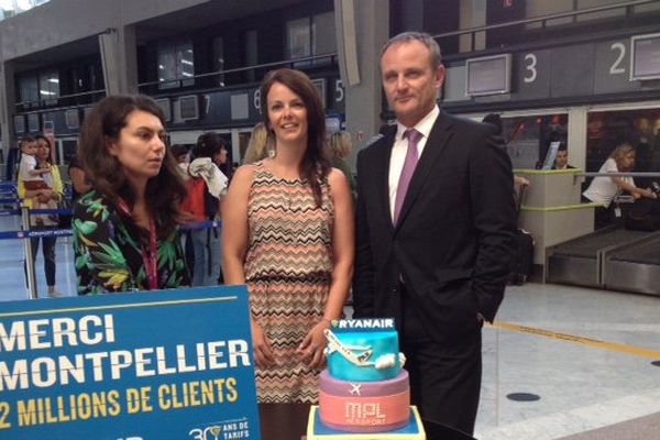 La directrice Ryanair et le directeur de l'Aéroport fête leur 2 millionième passagère
