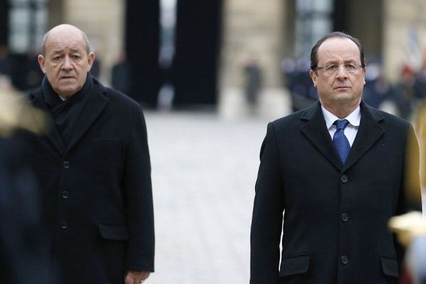 François Hollande et le ministre de la Défense Jean-Yves Le Drian lors d'une cérémonie aux Invalides