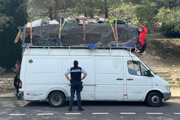 Narbonne (Aude) - les gendarmes de l'Aude interceptent un fourgon en surcharge de 4 tonnes sur l'A9 - 7 juin 2024.