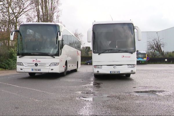 Les cars restent au parking en raison des annulations de voyage