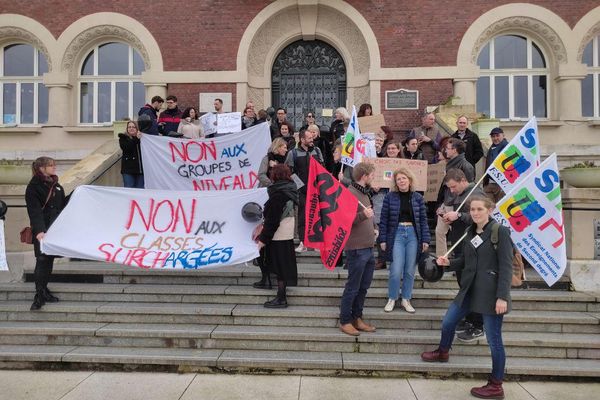 Des personnels des collèges et lycées d'Albert ont manifesté ce jeudi 15 février pour protester contre la baisse de moyens et la réforme du collège.