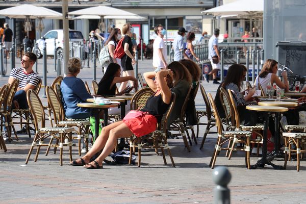 A la terrasse d'un café à Lille, en mai 2021.