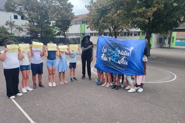 Fatoumata Gary et plusieurs enfants lors d'une sensibilisation dans une école.