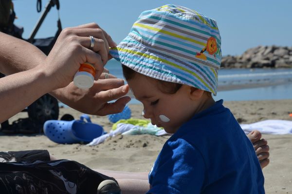 Une maman protège son enfant des méfaits du soleil (Archives)