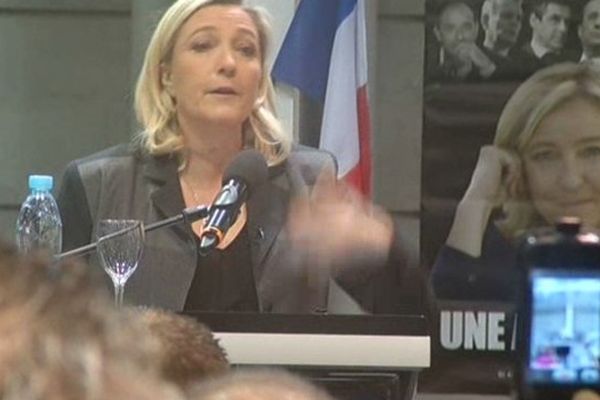 Marine Le Pen devant des militants du FN à Bordeaux le 2 février 2014.