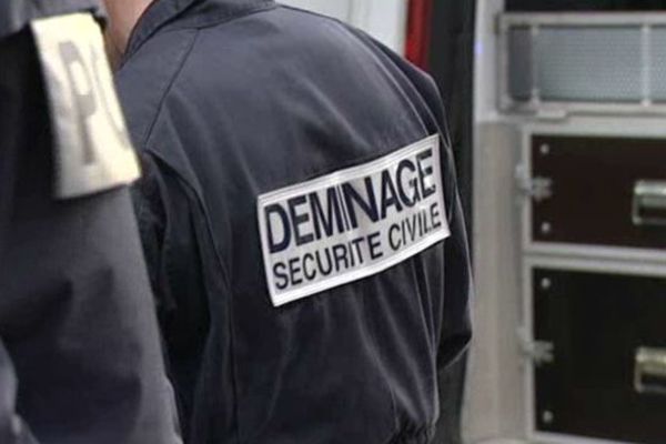 Démineurs en action lors d'une alerte à la bombe...