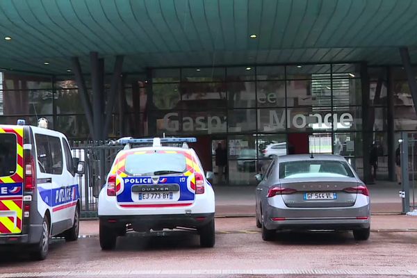 Un important dispositif de forces de l'ordre a été déclenché au lycée Gaspard-Monge de Chambéry (Savoie) le 18 septembre 2023 après une alerte à la bombe.