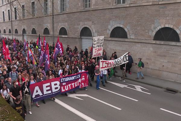 L'association des étudiants bisontins et l'ISBA mobilisés le 6 avril contre la réforme des retraites à Besançon.