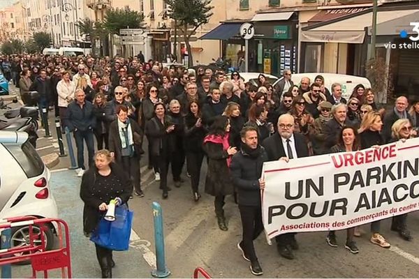 Pour alerter sur leurs difficultés plusieurs des commerçants d’Ajaccio ont baissé leurs rideaux, mardi 4 février, pour participer à une manifestation.