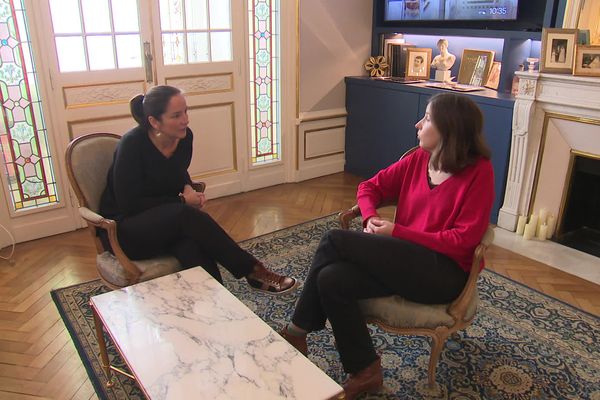 Sandra et Léa dans le salon de réception