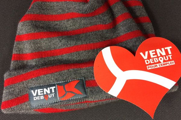 Le bonnet "Vent Debout pour l'emploi", symbole de la résistance des salariés du Crédit Mutuel Arkéa