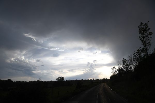 Les orages, qui remonteront depuis le Sud-Ouest à partir de samedi soir, sont attendus les plus forts autour du massif central et de la vallée du Rhône. Illustration