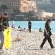 Un sac jaune, des gants et de la patience, voilà ce qu'il faut pour pratiquer le spogomi.