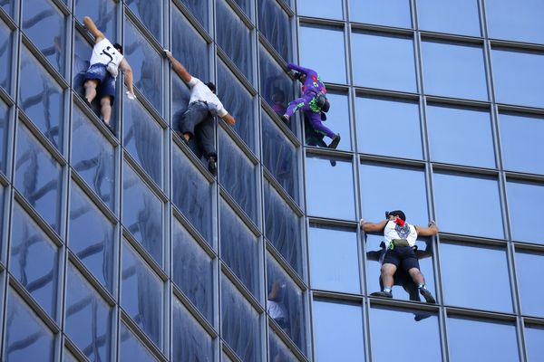 Alain Robert, surnommé le "Spider-Man français", originaire de Pézenas (Hérault) a escaladé mardi à mains nues une tour du quartier d'affaires de La Défense (Hauts-de-Seine)