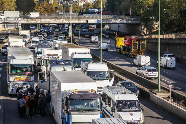 Des poids-lourds bloquent les abords de Paris, le 6 novembre 2017.