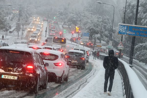 Les chutes de neige ont été importantes ce jeudi, comme ici à Valence.