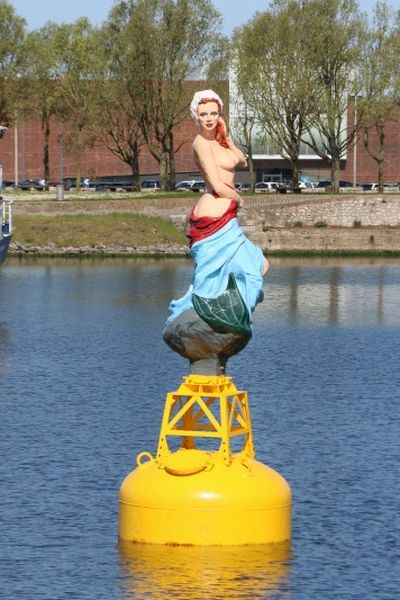 La sirène de Dunkerque a été sortie de l'eau en début de semaine pour être restaurée après un an passé en mer.