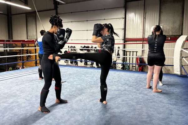 Chaque lundi et mercredi soir, le MMA Fight Club Gym, à Saint-Cyr-sur-Loire, organise des entraînements 100% féminins, dont l’objectif est de renforcer la confiance en soi et d’apprendre à se défendre.