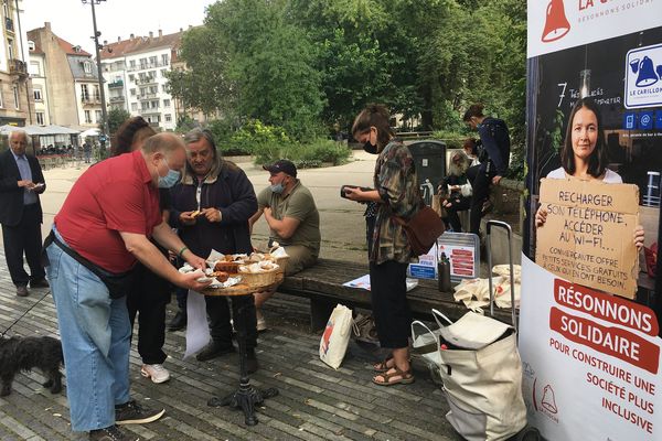 Des personnes précaires ont préparé des gâteaux avant de les distribuer aux gens passant dans la rue.