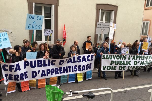 Près de 200 manifestants se sont rassemblés ce mardi 15 octobre 2019 en début d'après-midi devant le rectorat de Strasbourg.