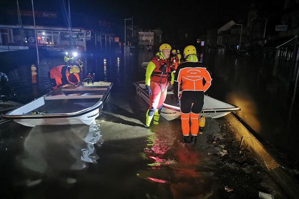 Les sapeurs-pompiers du Nord partis de Valenciennes jeudi 15 juillet dans la soirée interviennent dès leur arrivée à Liège pour mettre en sécurité des habitants.