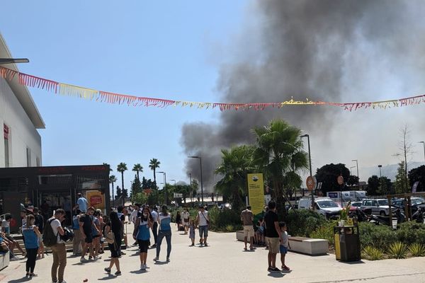 Un incendie près du quartier Lingostière à Nice s'est déclaré mercredi 11 août en début d'après-midi.