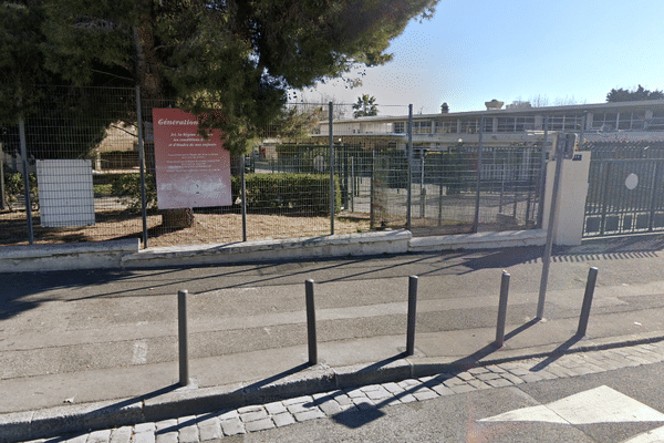 Le lycée la Floride dans le 14ᵉ arrondissement de Marseille a subi une tentative de blocage ce vendredi avec tirs d'artifice et feu de poubelles.