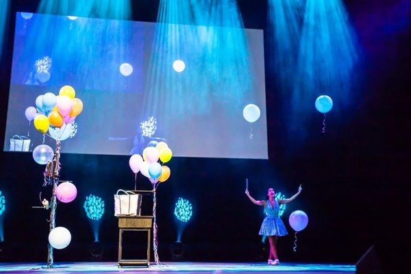 Beryl se joue des ballons dans un tour à l'univers enfantin.