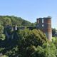 La tour de ce château surplombe le village de Hierges.