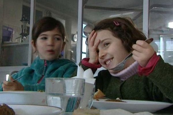 Repas à la cantine de l'école Georges Clémenceau à Grenoble 