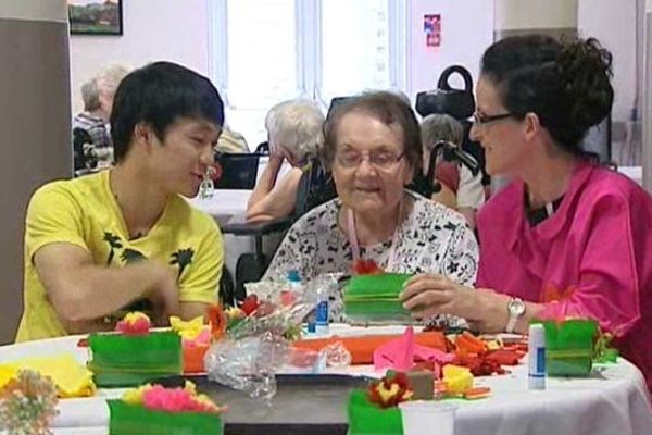 La mission des Blouses Roses : partager joie et bonne humeur avec les publics qu'elles accompagnent autour d'activités ludiques.