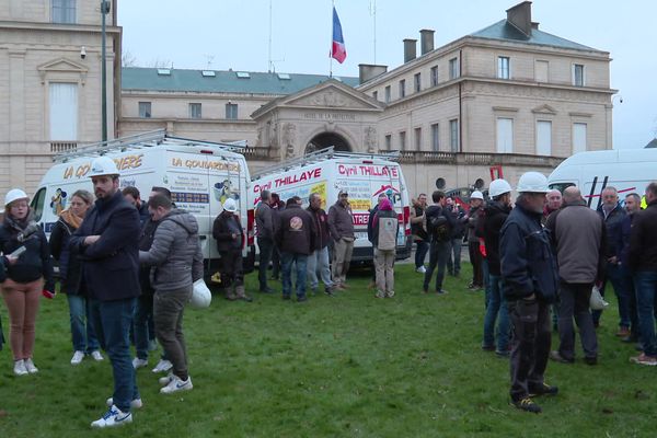 Une vingtaine d'entreprises du bâtiment se sont rassemblées devant la préfecture du Calvados, à Caen, jeudi 22 février 2024. Les artisans réclament notamment une baisse de fiscalité sur le gazole non-routier.