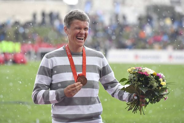 Manuela Montebrun, reçoit la médaille de bronze du lancer du marteau des JO de Pekin à la suite des contrôles positifs rétroactifs de deux adversaires