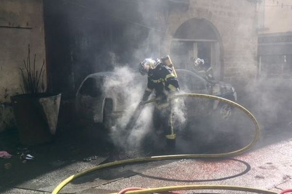 Une voiture de la police municipale a été incendiée durant la manifestation des gilets jaunes à Montpellier, samedi 7 septembre 2019.