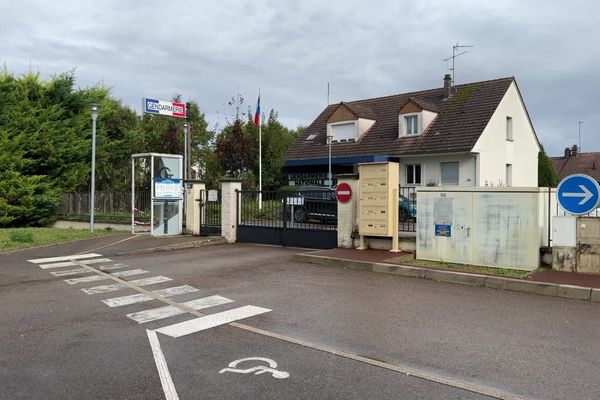 La caserne de gendarmerie de Montholon (Yonne) a informé la Communauté de Communes de l'Aillantais qu'elle ne paierait plus ses loyers