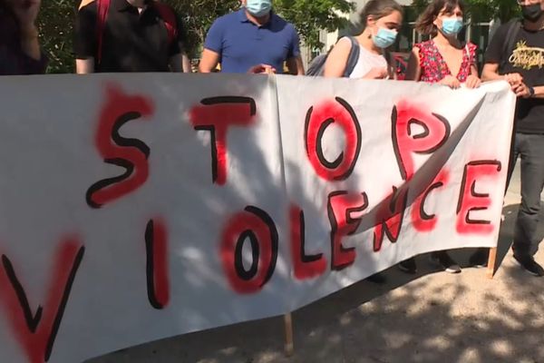 Une banderole affichée ce mardi matin par des professeurs du collège Alfred-Sisley.