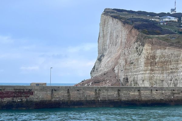 L'éboulement est conséquent : une surface de 40 mètres de largeur sur 15 mètres de profondeur s'est effondrée.