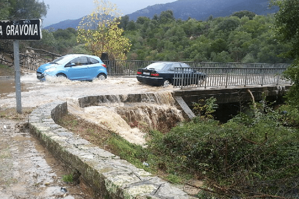 Le pont de Cuttoli a été inondé suite aux fortes pluies. 