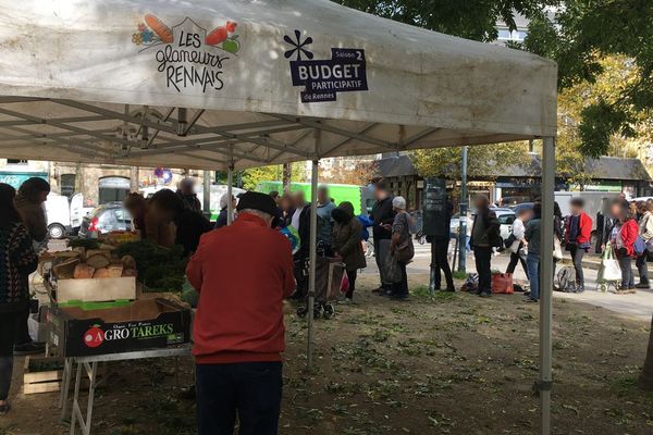 Le stand des glaneurs ouvre son étal tous les samedis vers 14 h après le marché place des Lices à Rennes