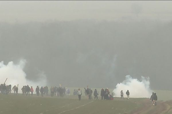 Affrontements entre les anti-nucléaires et forces de l'ordre lors d'une manifestation interdite