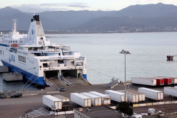 Sur le quai d'Ajaccio, un bateau de la SNCM qui s'apprête à charger des marchandises corses vers le continent.