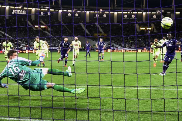 Le penalty réussi pour le TFC de Max-Alain Gradel face au gardien d'Angers Ludovic Butelle, le 21 avril.